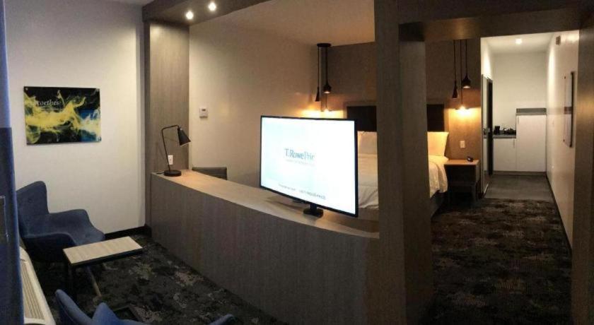 Hotel Bella Jersey Village Экстерьер фото